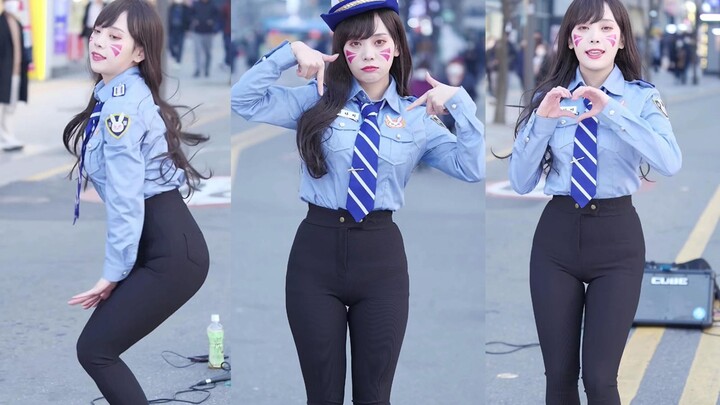رقصت الفتاة الساخنة في معرض الكوميديا بشكل مثير، مثير وجذاب لدرجة أنني لم أستطع منع نفسي تقريبًا