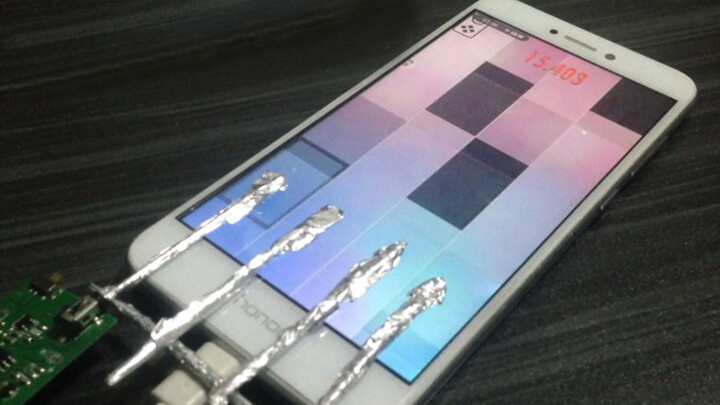 ทดลองใช้เครื่องจ่ายไฟเล่นเปียโนบนจอมือถือ ทำลายไปได้ 40 บล็อกต่อวินาที