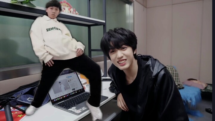 Chúc mừng kỷ niệm 4 năm ngày Trương Quế Nguyên cầu mưa! Hahaha!