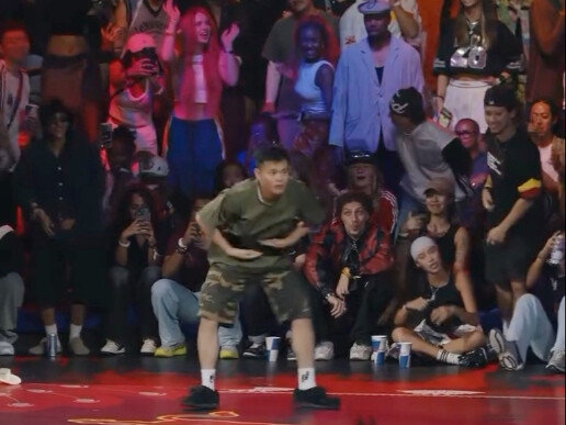 The young man’s movements were amazing, and his dancing skills shocked the whole audience!