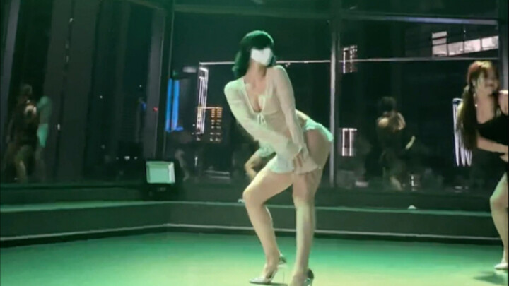 Tuyển trợ lý, lương tháng tám nghìn, công việc hàng tháng giúp tôi kiếm được hai mươi tám nghìn