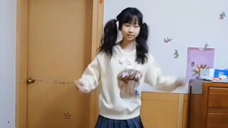 【16岁双马尾女高中生的宅舞《这么可爱真是抱歉》】距离上次跳宅舞过去很久了  这次只是再翻出来练练  这个房间很有古早年代感  发出来记录一下