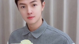 يا إلهي! هل شركته لا توفر له فريق المكياج والإطلالة؟ كيف أصبح مختلفًا تمامًا عما في المسلسل!