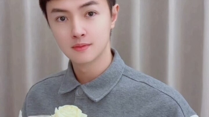 Astaga! Apa perusahaannya tidak menyediakan tim rias untuknya? Kenapa rasanya sama sekali berbeda di