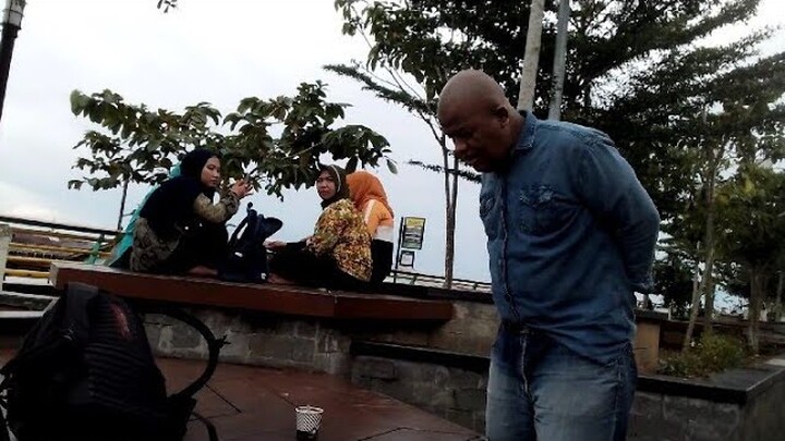 Desahan Misterius Waktu Nyanyi