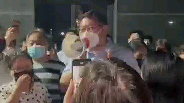 Pada malam tanggal 23 April, Bi Yunfeng, Sekretaris Komite Partai Kota Baohua, Kabupaten Jurong, Kot