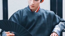 Mặc áo choàng đỏ và cầm quạt, Ngài Su, cách Ngài bước đi khiến tôi ấn tượng.