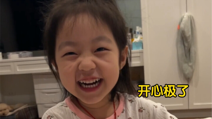 عندما عرفت صغيرتنا البشرية أن جدّها قادم إلى تايلاند لزيارتها، ابنتي العاطفية التي لا تخيب الآمال أب