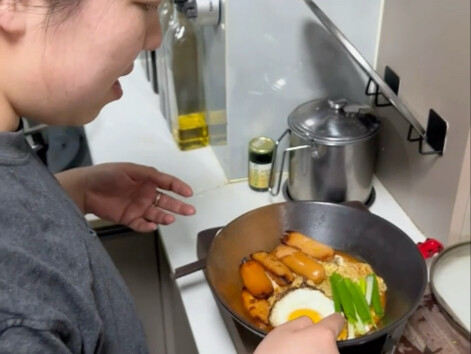 من الصعب جدًا تناول وعاء مكرونة سريعة التحضير لذيذ المذاق.