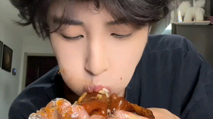 The pork elbow you all asked for cost 12 yuan and I don't know why it was so cheap.
