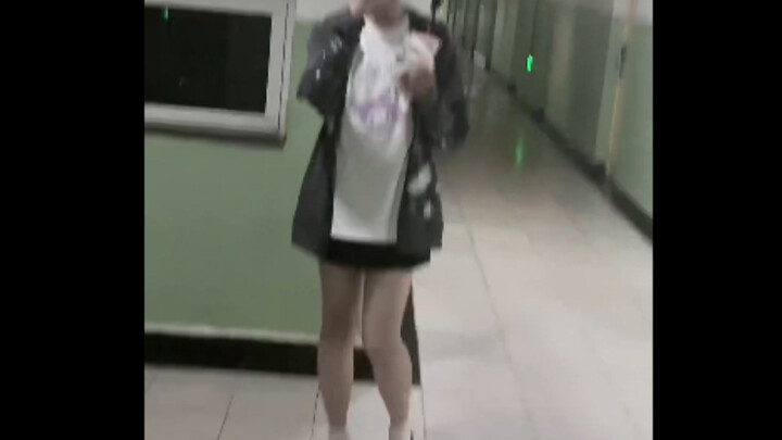 Immersive Record of a Little Tomboy Wearing High-Heeled Leather Shoes Returning to the Boys’ Dorm on