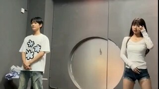 《พี่สาวสวยจริงๆ》ภาพสะท้อนใช้เอง