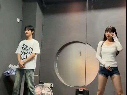 《พี่สาวสวยจริงๆ》ภาพสะท้อนใช้เอง