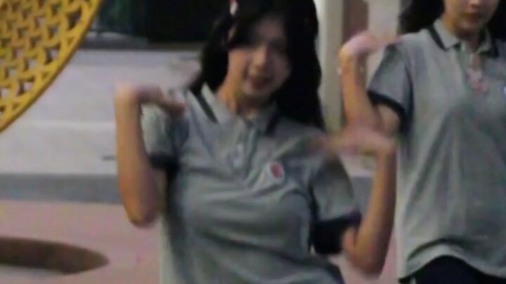 高三女高中生随机舞蹈，学姐依旧稳定发挥