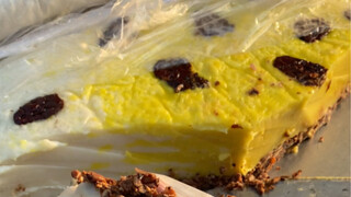 Kue Timur Laut harganya 8 yuan per pon. Terbuat dari beras ketan, beras kuning, dan kacang merah. Ra