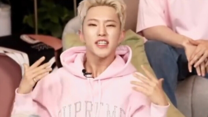 After finishing English class, Fengbao's garlic-flavored performance was like this: Teammate: Wow, w