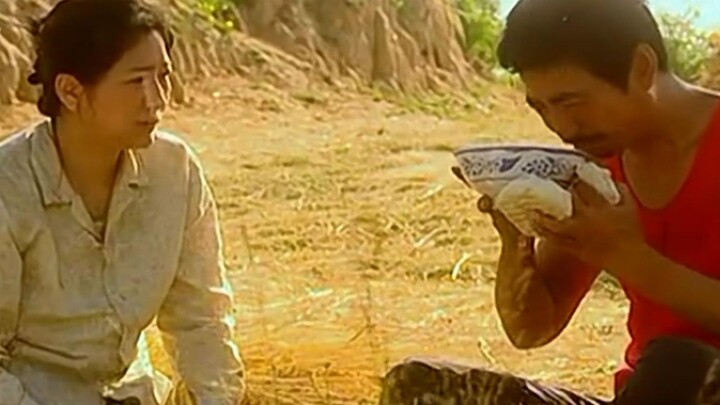 العمال المهاجرون هم حقًا ملوك الأكل: وعاء كبير من العصيدة المخففة يُنهى في لقيمتين فقط!