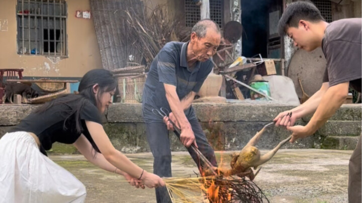 那些年少的喜欢，终是无法说出口，就这样吧，错过的就让它错过，岁月不会记住什么，千言万语，只得汇成一句，老同学，好久不见。