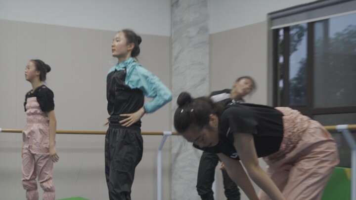 [Dancers] Dancers' sad physical training class...
