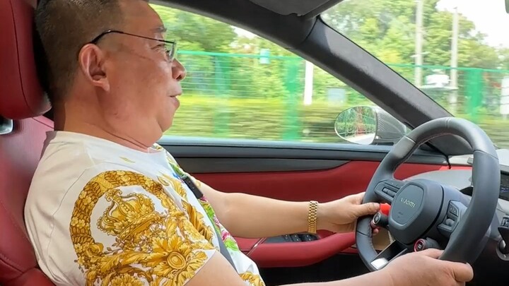 My Dad Drives the Xiaomi SU7 for the First Time
