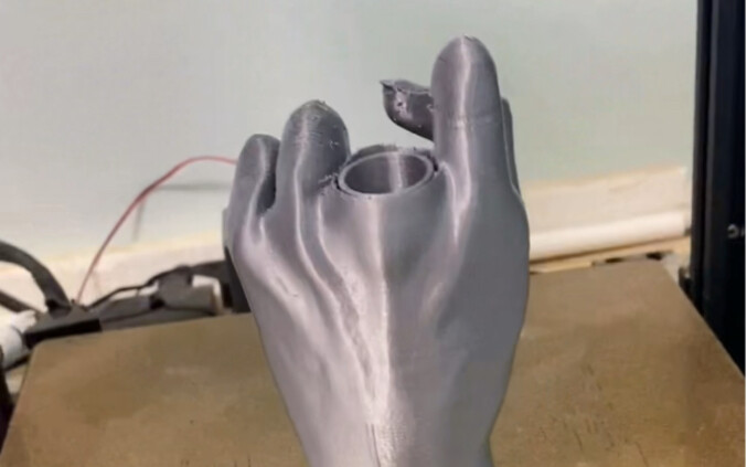 إصبع الوسطى القابل للتمدد والانكماش في سيف مطبوع بتقنية الطباعة ثلاثية الأبعاد