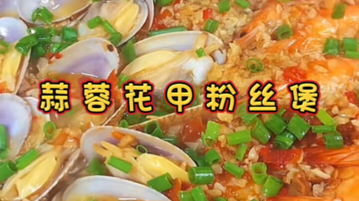 When the weather turns cold, a steaming hot clay-pot stew is just what you need.
