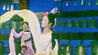 "Thần nữ phương Đông" quy tụ lá rụng về cội, điệu múa kinh điển của nữ hoàng khiêu vũ Chu Khiết!