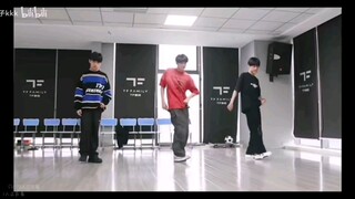 一出道一个不吱声，递麦跳成这个样子也是很厉害的