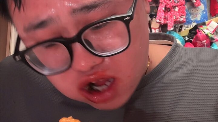 Đói rồi nhỉ! Vịt cay Tào Thị mà ăn kèm với 5 gói mì Gà Cay thiếu răng mới ngon! Đúng, cứ ăn kiểu này