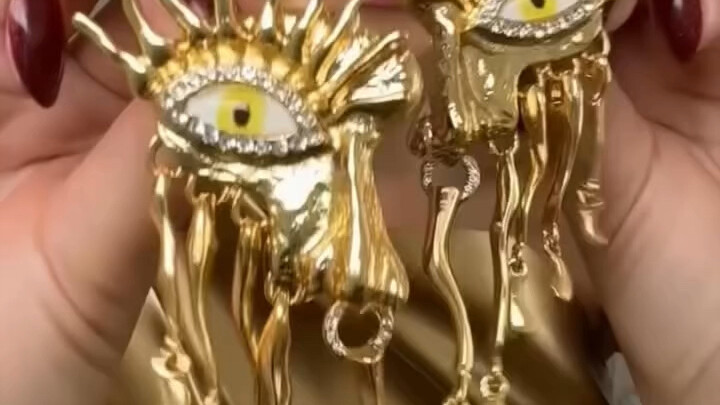 Kết hợp với áo đúc màu vàng, kiểu này khá kén dáng đấy!