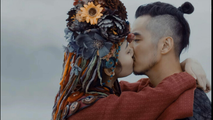 "Cái nào có độ ẩm cao hơn, Kim Thế Gia hay Huệ Nam Thiên?" / Tổng hợp cảnh liếm môi/hôn