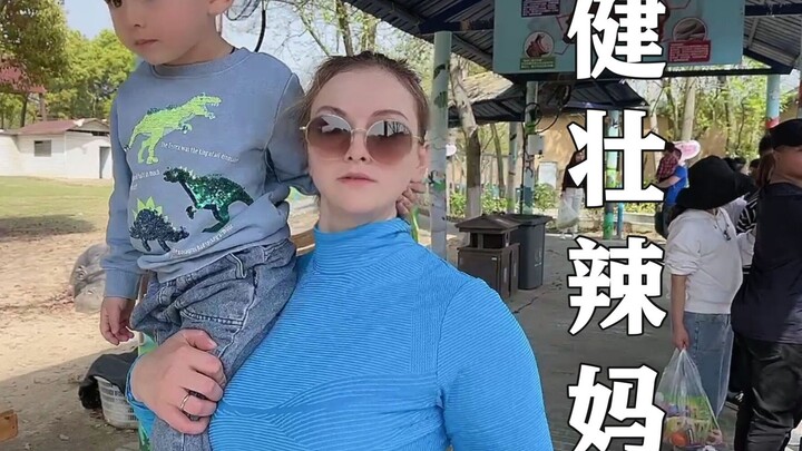 Wanita Rusia setelah menikah jadi ibu-ibu? Kata-katamu keterlaluan, aku hanya berotot!!