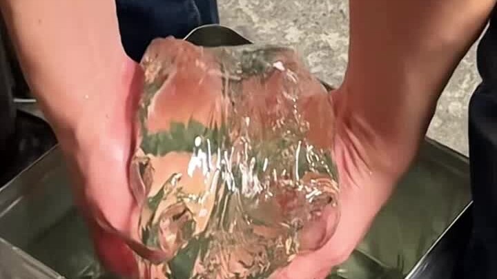 Từng được dâng lên Thiên hoàng, tinh xảo tựa viên ngọc quý! Nho pha lê ra đời cách đây 159 năm