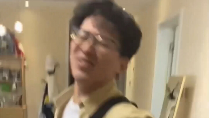 Ngày thứ N hành cho bạn cùng phòng phát điên! Phải mất bao lâu nữa mới “dằn vặt” anh ấy đến mức phát