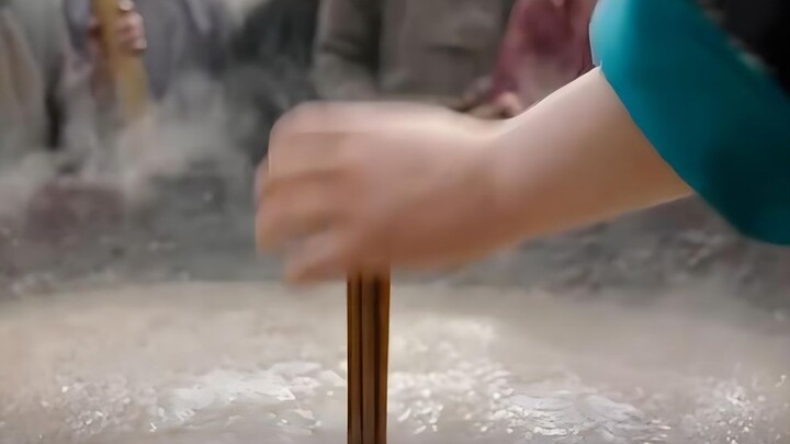 Hiện trường phát cháo của triều Thanh: Cắm một chiếc đũa vào nồi cháo mà nó vẫn đứng im bất động; đũ