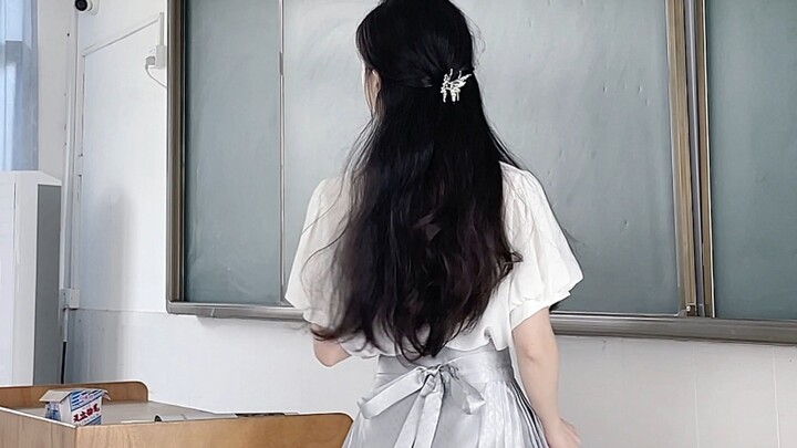 When There’s an Art Teacher Who Loves Wearing Hanfu at School