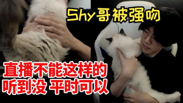 พี่ชายนิ่งๆ ไลฟ์อยู่ดีๆ ก็โดนแมวจุ๊บหน้าจนเขินหน้าแดงทันที: “ปกติทำได้ แต่ตอนไลฟ์ทำไม่ได้นะ ได้ยินไห