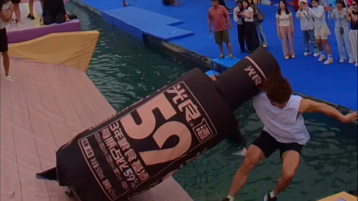 Mereka lagi mau ngasih aku lemari es, rasanya agak canggung nih.