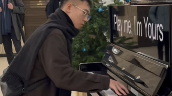 หนุ่มจีนเล่นเปียโนที่สถานีต่างประเทศ: “ฉันคิดถึงเธอเหลือเกิน” | ผู้ฟังซาบซึ้งจนน้ำตาไหล