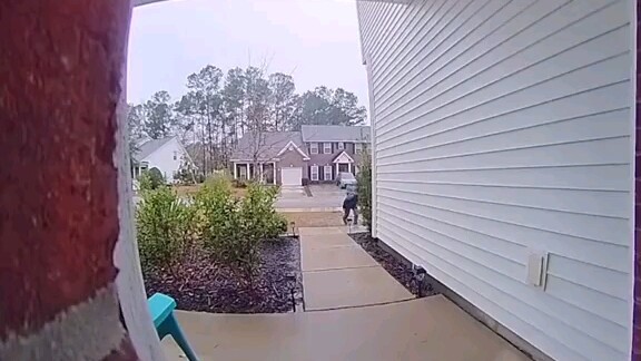 A little girl at a foreign netizen’s home has a little boyfriend, and the doorbell camera captured f