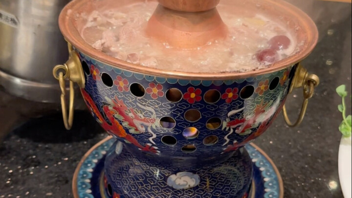 Nggak cuma barbeku, hot pot kecil juga cocok banget buat dinikmati di Beijing—mantap!