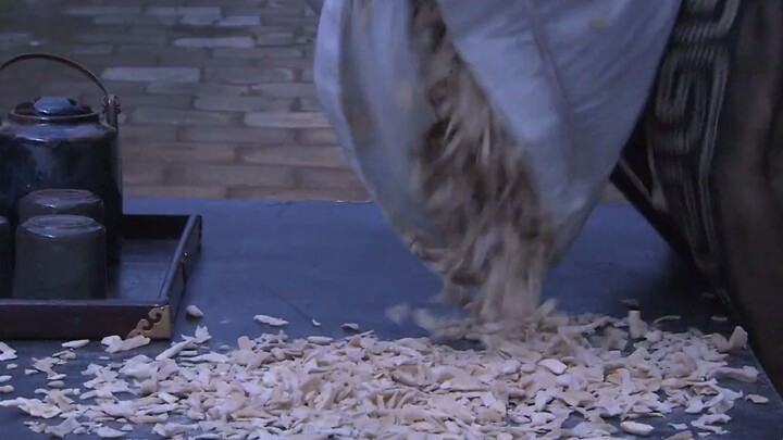 الذكاء: الغني الذي أكل قليلاً من الزلابية لفظ القشرة، فالتقطتها الخادمة خلسة وجمّعتها لتجفيفها، لكنه