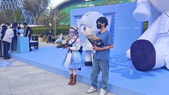 تتعلّم يينغ يويوي الرقص على يد تو نيانغ، وكأنها تتبع دليلًا خطوة بخطوة: عينيها تعلّمتا الحركات، لكن 