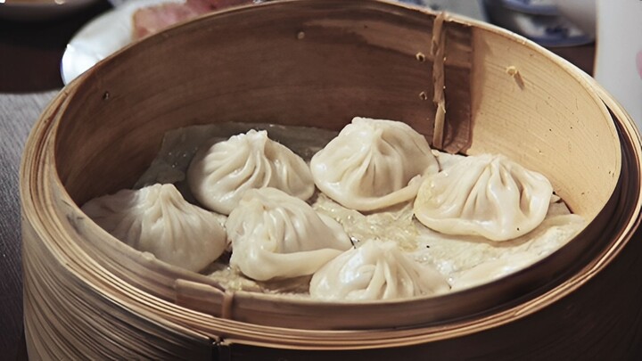 Now this is what authentic crab-roe soup dumplings really taste like! Even Emperor Qianlong was tryi