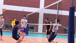 Bao nhiêu năm trôi qua, tôi đã trưởng thành với kỹ năng chuyền bóng.
