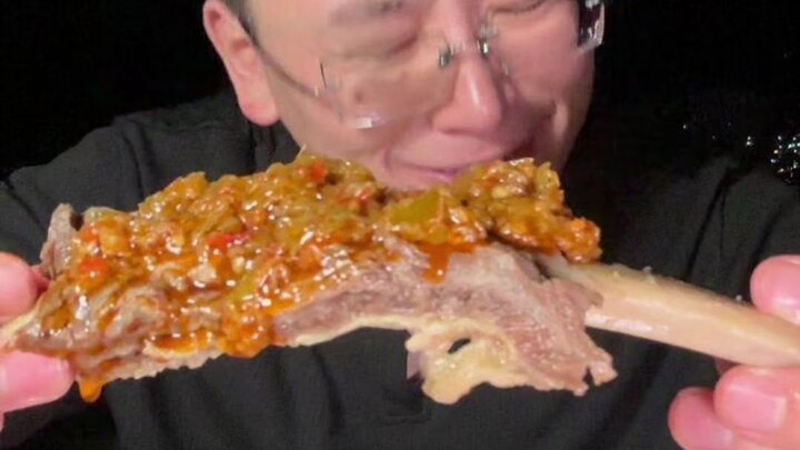 Tengah malam lapar sekali, makan saja tulang besar!