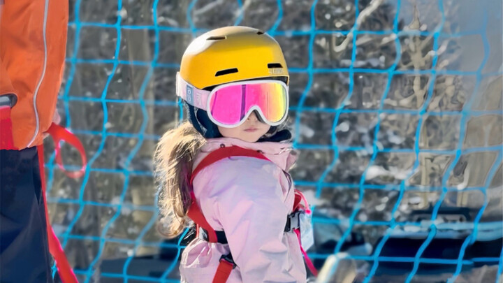 Sao cô ấy vừa bú sữa, vừa đẹp trai lại còn đáng yêu thế chứ?