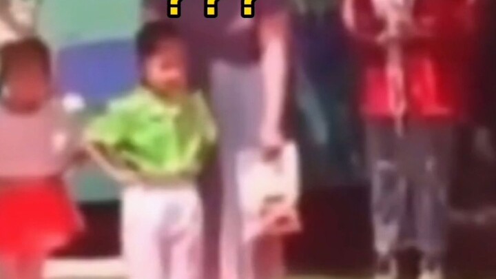 Model cilik imut ini jadi viral! Gadis kecil berjalan dengan langkah tak kenal siapa pun, sementara 