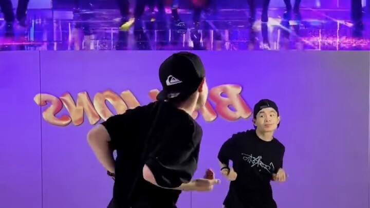 G-Dragon-Sayang sekali kenapa tidak ada yang menari di bagian kedua!!