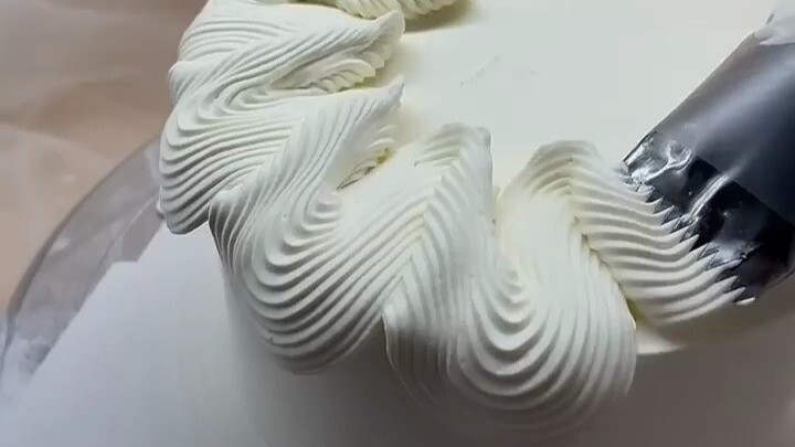 Cake latte art, so silky smooth!